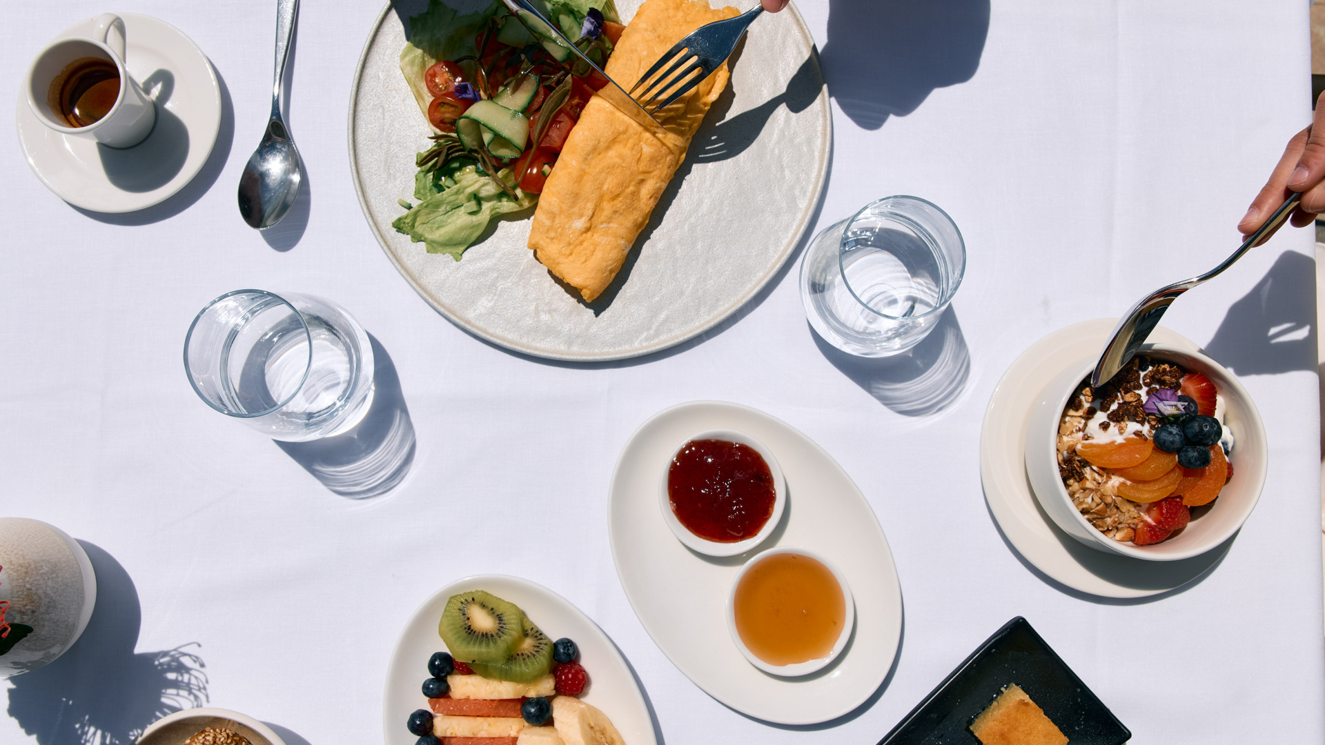 electra-metropolis-roofgarden-breakfast-setting